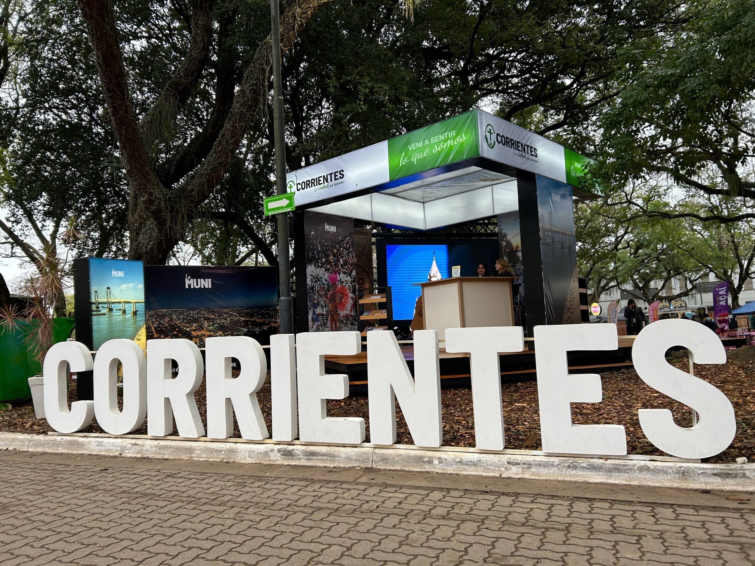 Corrientes promociona su oferta turística en la Bienal Internacional de Escultura del Chaco 2026.