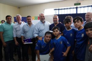 El intendente Polich participó de una nueva entrega de anteojos a vecinos de la ciudad.